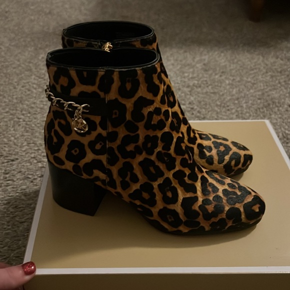 Michael Kors booties. 6 - Picture 7 of 12